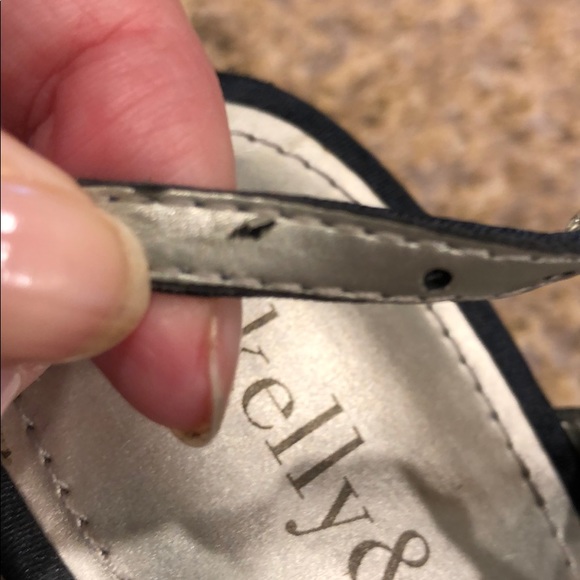 Kelli & Katie Navy Blue Fabric Upper Heels Size 7 - Picture 15 of 16